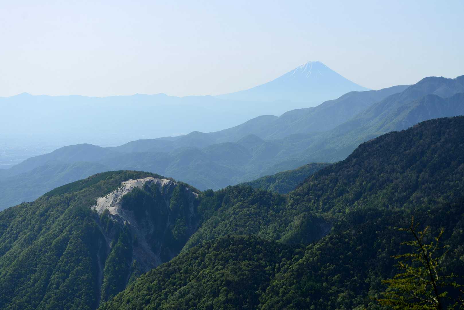 日向山と富士山。