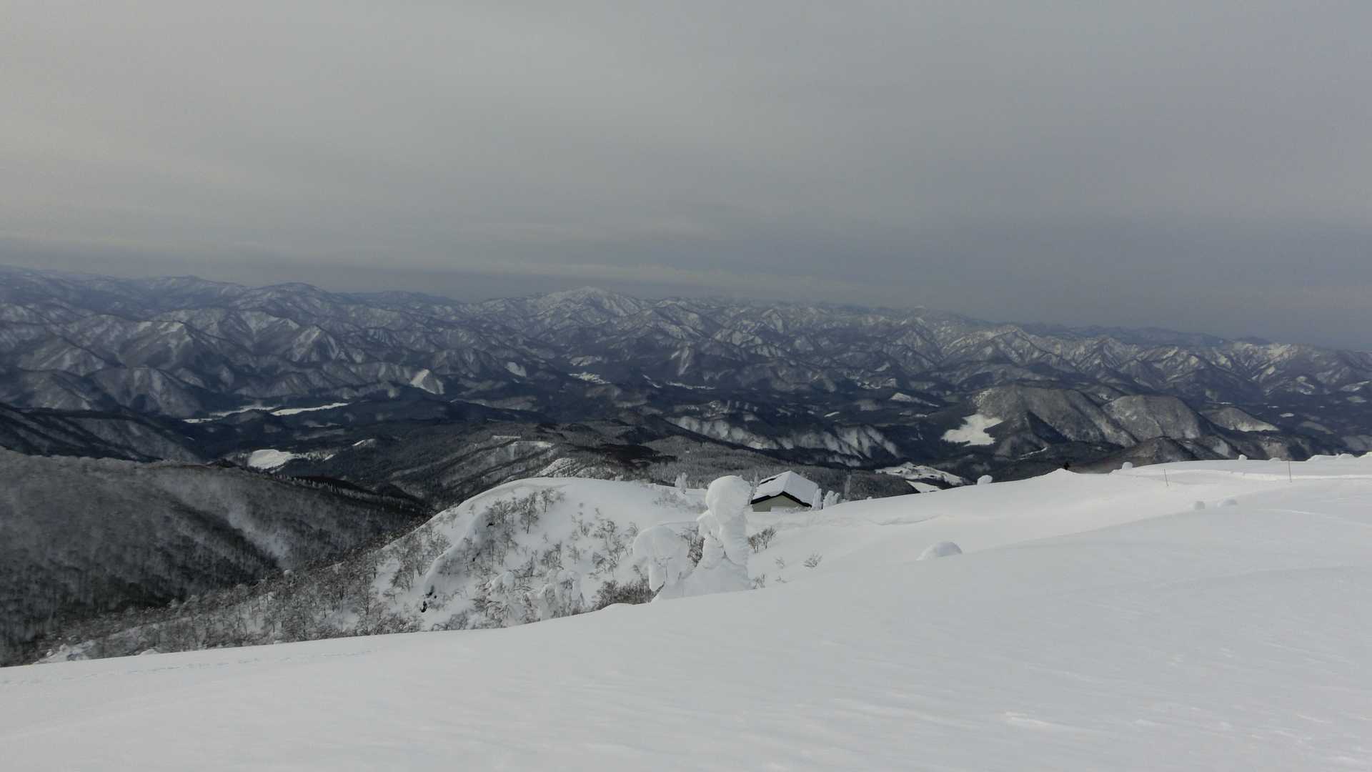 西の方向は見通しよくて日本海まで見えそうな感じ