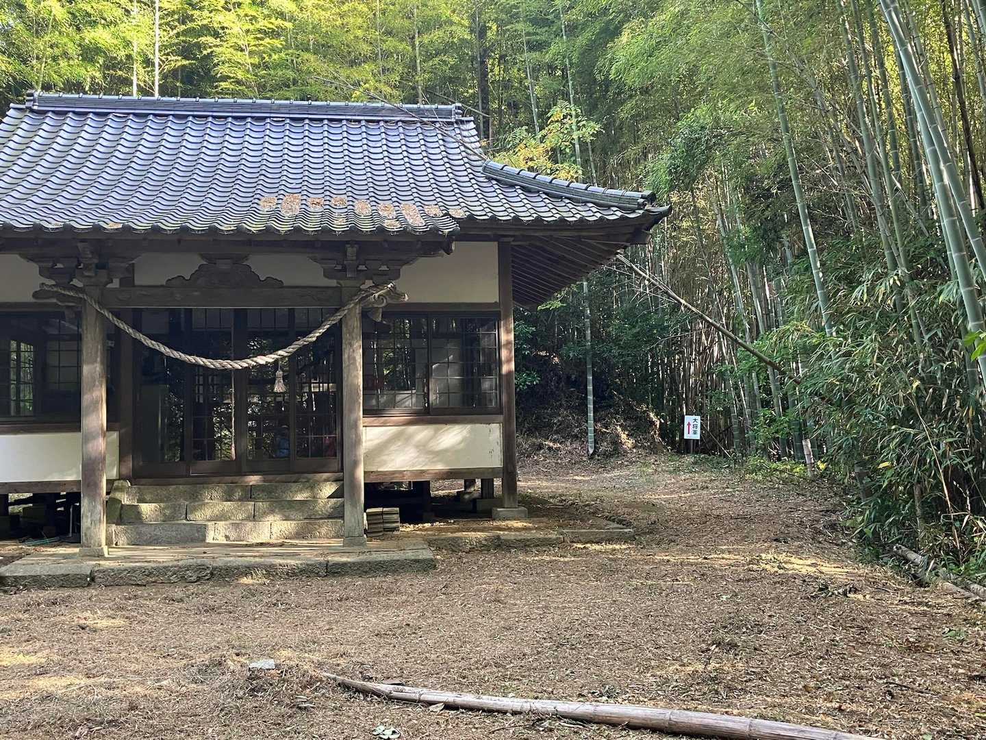⛩️裏右へ　
ここまでも草刈りのご苦労が偲ばれる
