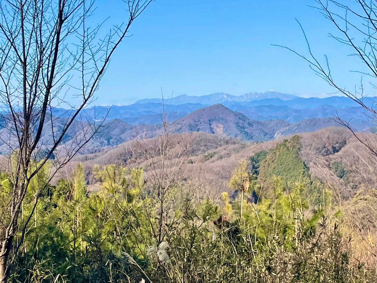 正面奥には赤城山🏔️    手前のぽっこり山は諏訪岳