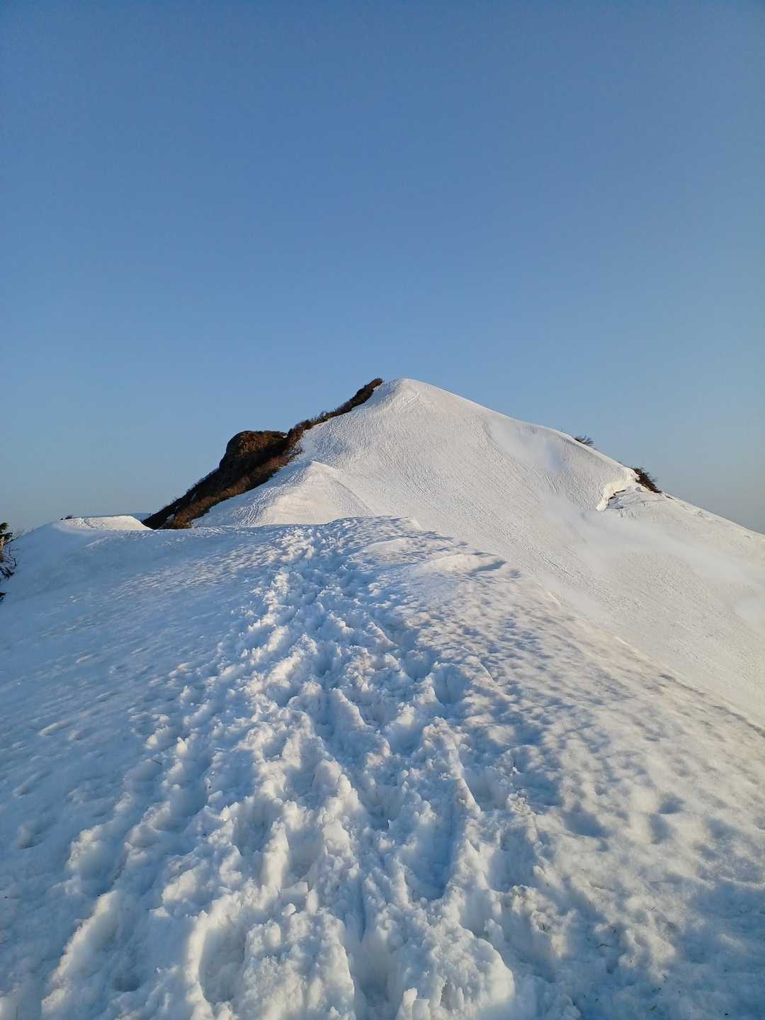 小笈ヶ岳🏔️。主峰の前に立ちはだかる、
最後の障壁🚧だ…最後の力を振り絞る😣💦