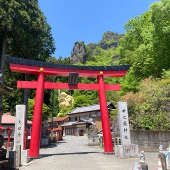 鳥居の中に大黒天さん入れてみました
後ろに轟岩もあります