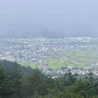 霧が少し晴れ古川の町が薄っすら見えて来ましたが、下山します😶‍🌫️