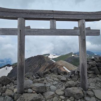 頂上の神社でお礼をいう
