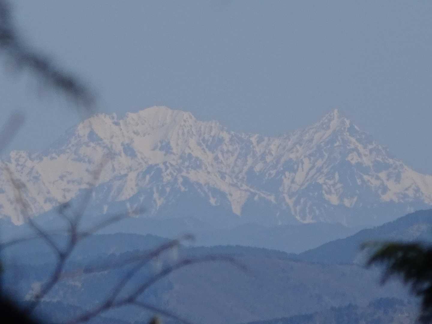 奥穂ズーム📷ピントが枝に合ってしまうので難しい💧これは絶対展望台欲しい🤔