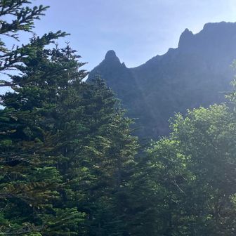 中山尾根展望台到着。
写真真ん中のお山は大同心と小同心（クライミング装備必須）