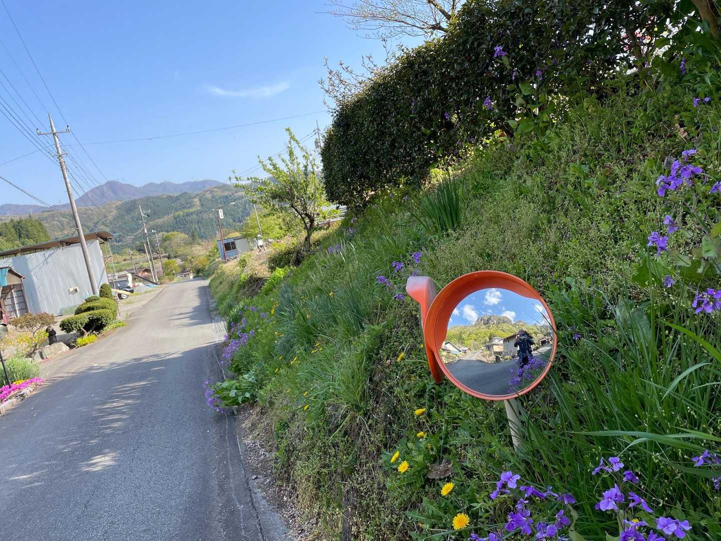 かわいいカーブミラーに　岩櫃山とすぎちゃん😅
