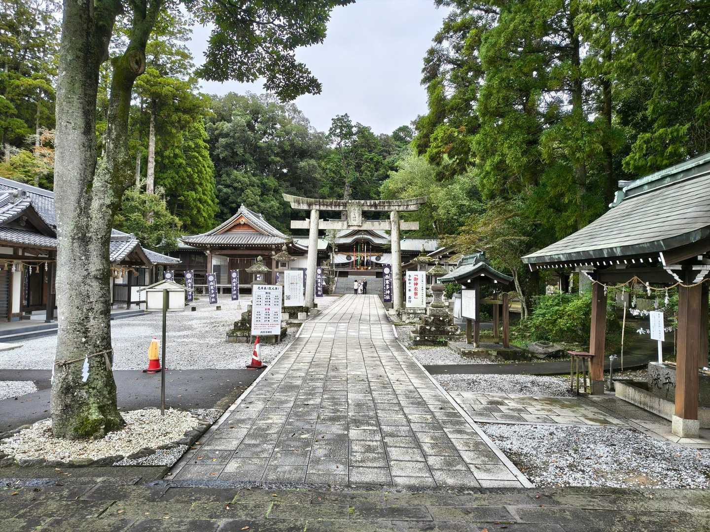 境内に入ってすぐの手水舎の横に…