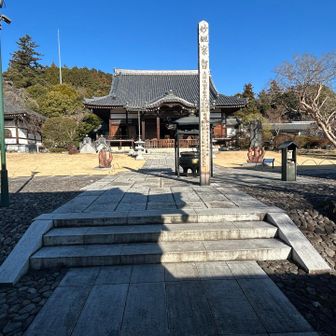 広い境内に堂宇や鐘楼が立ち並ぶ立派なお寺。