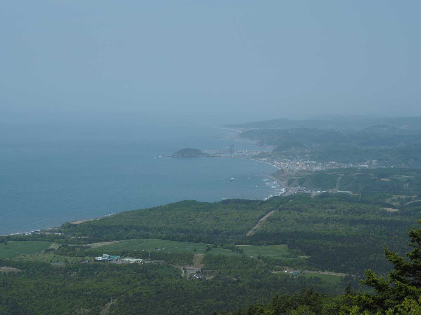 海霧なのかモヤっていますが去年より様似ブルーでうれしい。