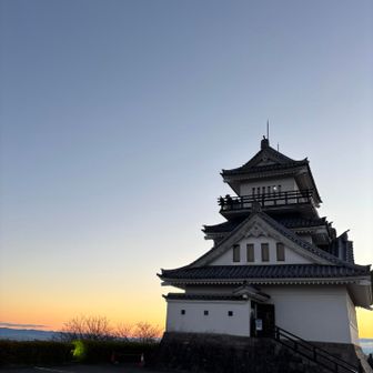 朝焼けと展望台(城)