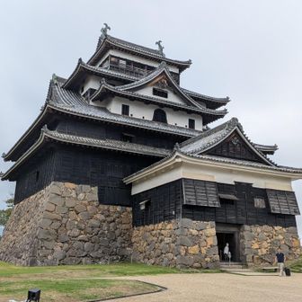いよいよ天守入城へ🏯
と、思いきや夫はまずはぐるりと外観を眺めに回ります。
夫のお城セオリーは「勿体ぶる」です。
ここに辿り着くまでも、堀だの石垣だの曲輪だの、だのだのだの〜
付櫓も素敵だのぉ〜✨️

城内は有料となります