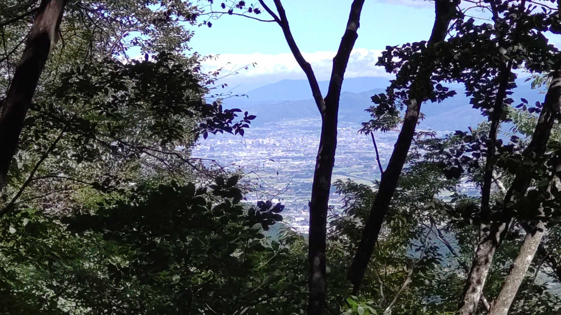 間から見える松本市街地