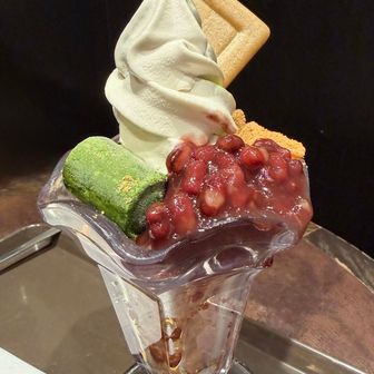 サンマルクカフェで、ちょっと休憩😮‍💨
京きな粉わらび餅と小豆のパフェ…
奈良なのに、"京"きな粉😆

ホテルで ゆっくりしようと思ってたわりには、
沢山歩いて来ました🐾

アジサイがちょうど見頃だったのはラッキーでした🥰
平日の時間遅めだったので、空いていて写真も撮りやすかったです👍

今日もありがとうございました❣️