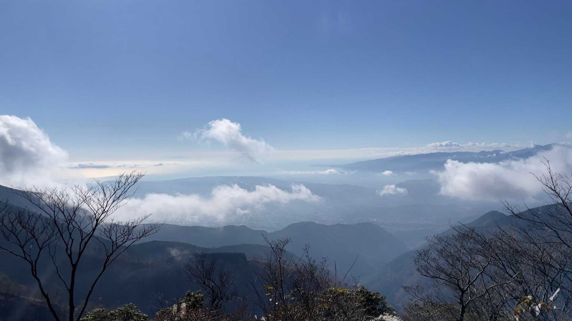 背の高い樹林が減ってくると、明るく太陽に照らされた展望台があらわれます。相模湾側の展望が視界いっぱいに広がります。伊豆半島の付け根に連なる海岸線の形がはっきりとわかります。

表尾根まではあと少しです。

