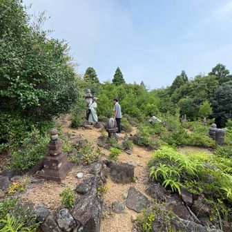 経塚とは、「地中に副葬品とお経をいれた筒を置き、石で蓋をしたもの」で、ここは伊勢湾台風時の倒木整備中に発見されたそうです👀✨
出土品は金剛證寺に保管され、出土地点には石塔が建てられています。