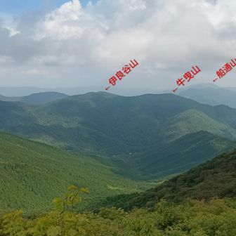 その左には牛曳山から毛無山に続く縦走路。