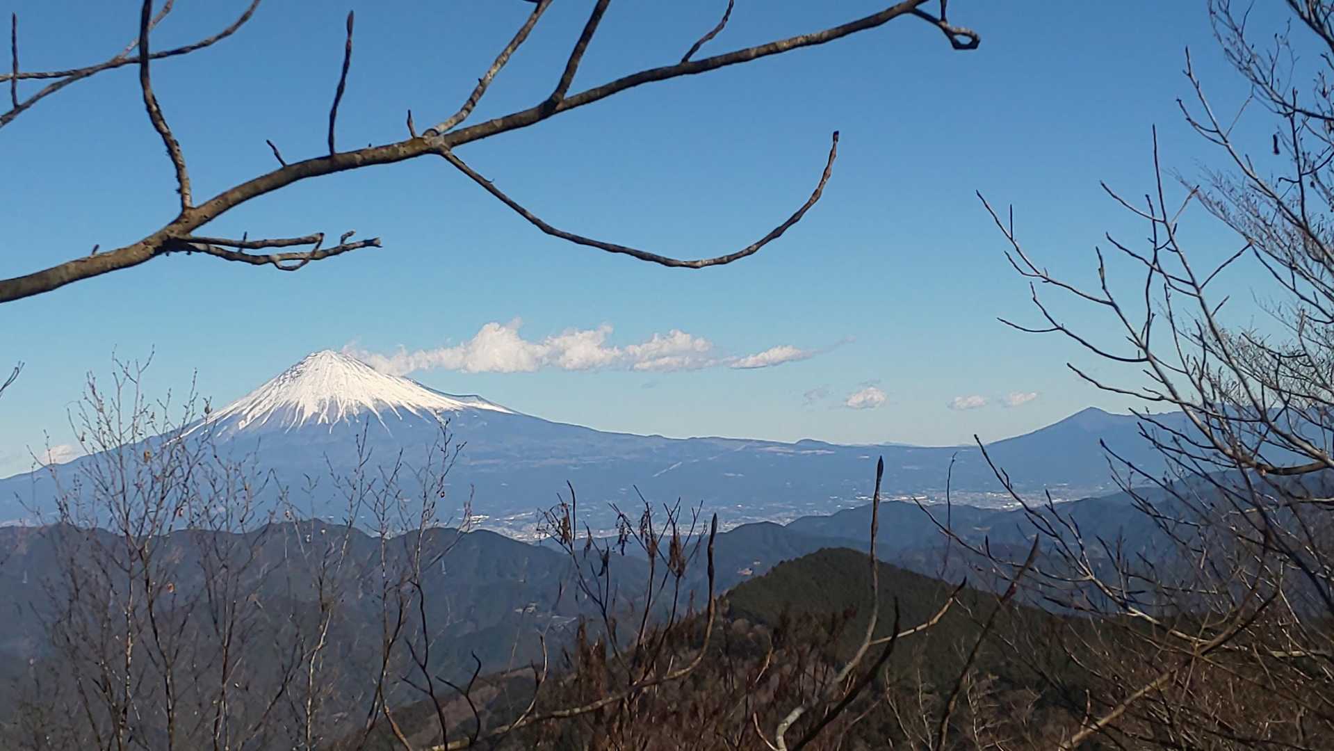 こんにちは富士山！
雲が煙のように山頂で湧いている