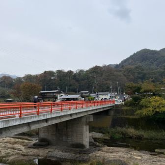 橋を渡り駅に向かう