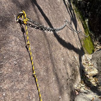 この場所で相方と息子が道を間違えそうになった。紐の所が正解