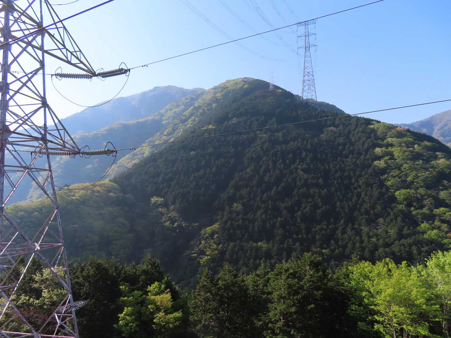 急登して送電鉄塔に出ると展望が開けます。烏帽子岳872mが間近に、その奥に狗留孫岳794m