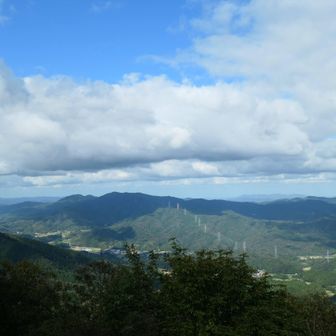 西に展望。中央少し左に一番高いのが三郡山でその左が鍋坂山。中央右奥の稜線は万ヶ丸山～鼻高山は出雲アルプスで、以前から歩きたいとは思っているんだけど僕の足だったら12時間コースになりそう