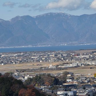 琵琶湖の向こうは比良山系　少しだけ積雪