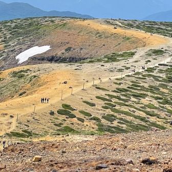 観光客と登山者が歩く馬の背