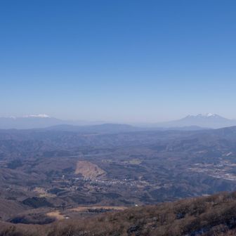 乗鞍岳（左）と御嶽山（右）