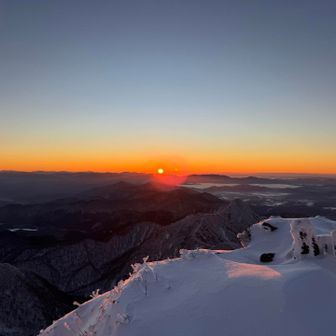 槍ピークに向かったら太陽出てた
稜線が寒すぎて死活問題だと着込んでたらご来光に遅刻🥲