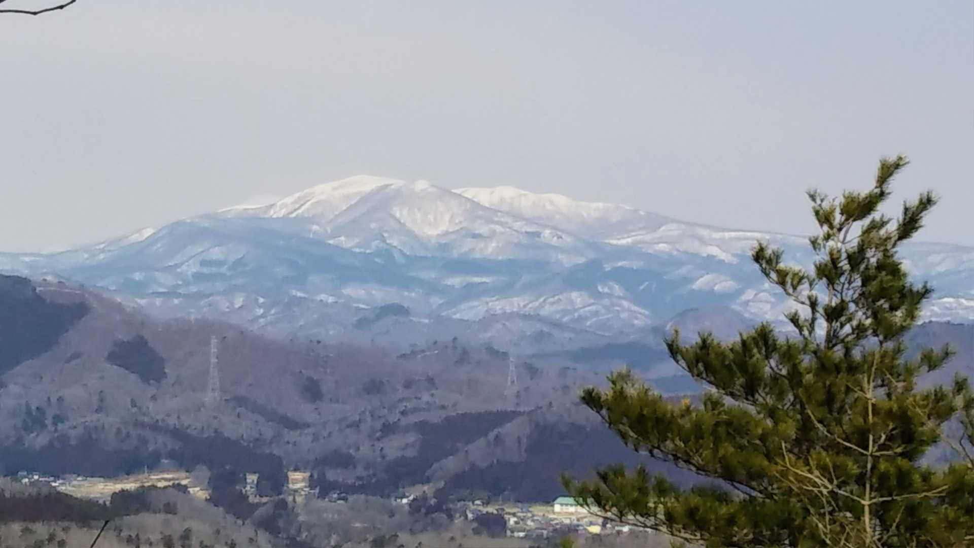 船形山方向
穏やかな陽気、綺麗に眺められます😘