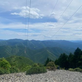 本日初めての眺望。大台ヶ原とか、飯高とか見えてるとおもわれ。