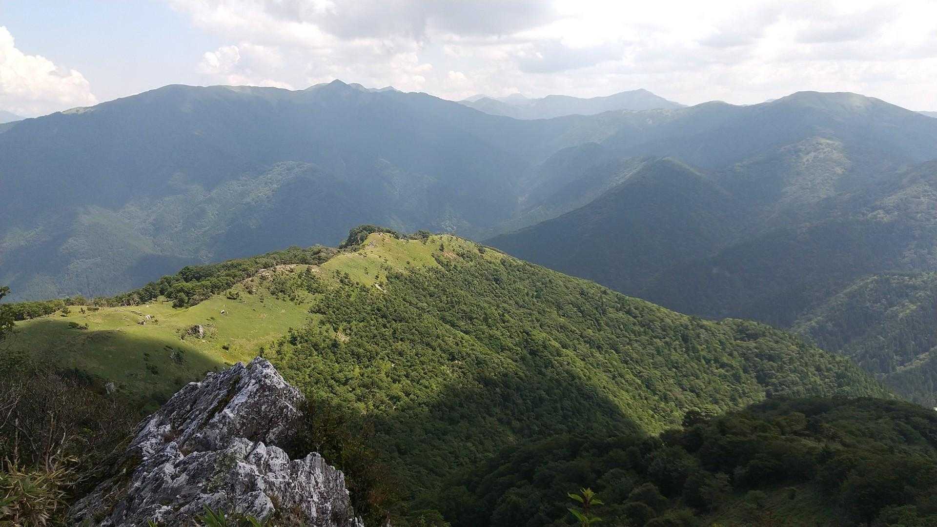 景色は最高✨写真では良く分かりませんが🤔左から牛ノ背 天狗塚 西熊山 三嶺 カヤハゲ 白髪山 奥に 剣山と次郎笈が見えてます🧐正に絶景✨この上なし👍
しばらく休憩して☕下山します。