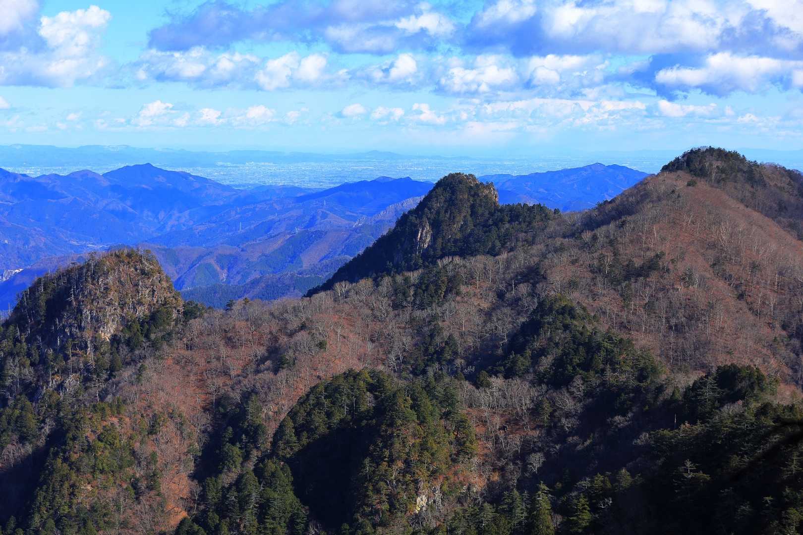 埼玉百名山 兼、関東百名山の張付山からは、登ってきた3峰が望めました⤴︎
左から、天丸山、大山、倉門山。