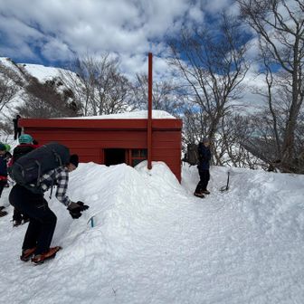 熊穴沢の避難小屋
まだ200くらいしか上がってないという絶望感