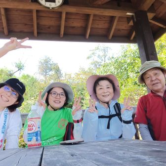 はんさんも加わって妙見展望台経由で再びの山頂に登り返しました😀