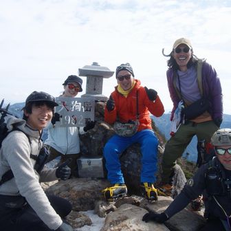 天狗岳に着くと、レジェンドとフヅタさんが！
レジェンドは715回目の石鎚山登頂だったみたい！本当にすごいです👏
フヅタさんは、バックパック等を制作されながらも、海外のロングハイクをされたりとすごい方👏
お会いできて嬉しかったです！！
記念にお写真を！！