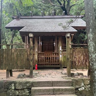 東の宮で今後の山行の晴天を祈願して