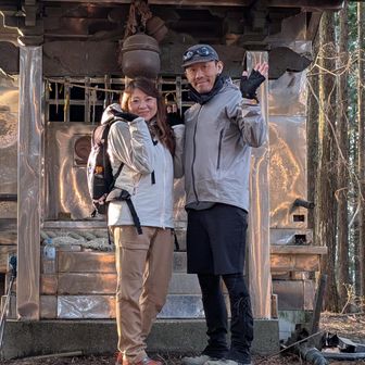 メカメカしくロボ感のある社🤖

すんごいギラッギラ✨️

屋根は銅板張りなんですけどね…ステンレスすか…