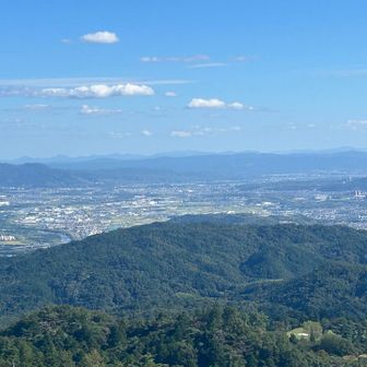 左奥から尼ヶ岳と大洞山
倶留尊山と日本ボソ…までは特定できるけど、
そこから、国見・住塚…あたりかな？🤔

右端は台高が始まってる。