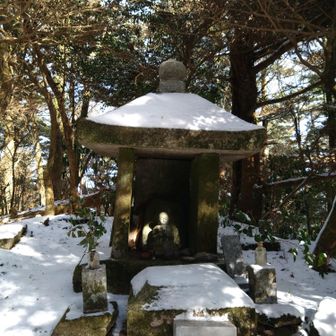 仏頂山石の祠に一礼して通過🚶