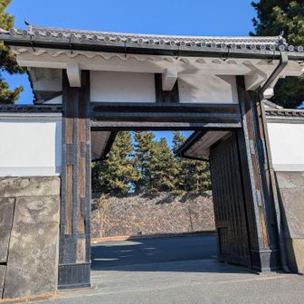 門をくぐった先の…