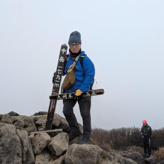 頂上は３人だけ　持っていなければ倒れそう