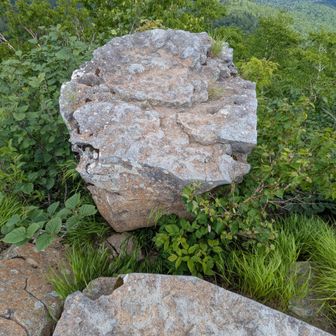 山頂の岩
年々すき間が広がってる
様な気がする？