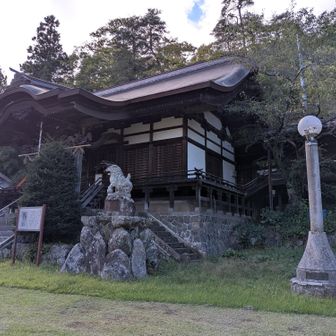 安良居神社(社殿)「木曽義仲挙兵の地」の旗がはためく