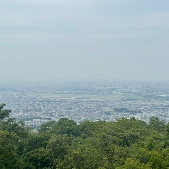 塔の上からの景色は素晴らしい、ちょっとガスってるけれど