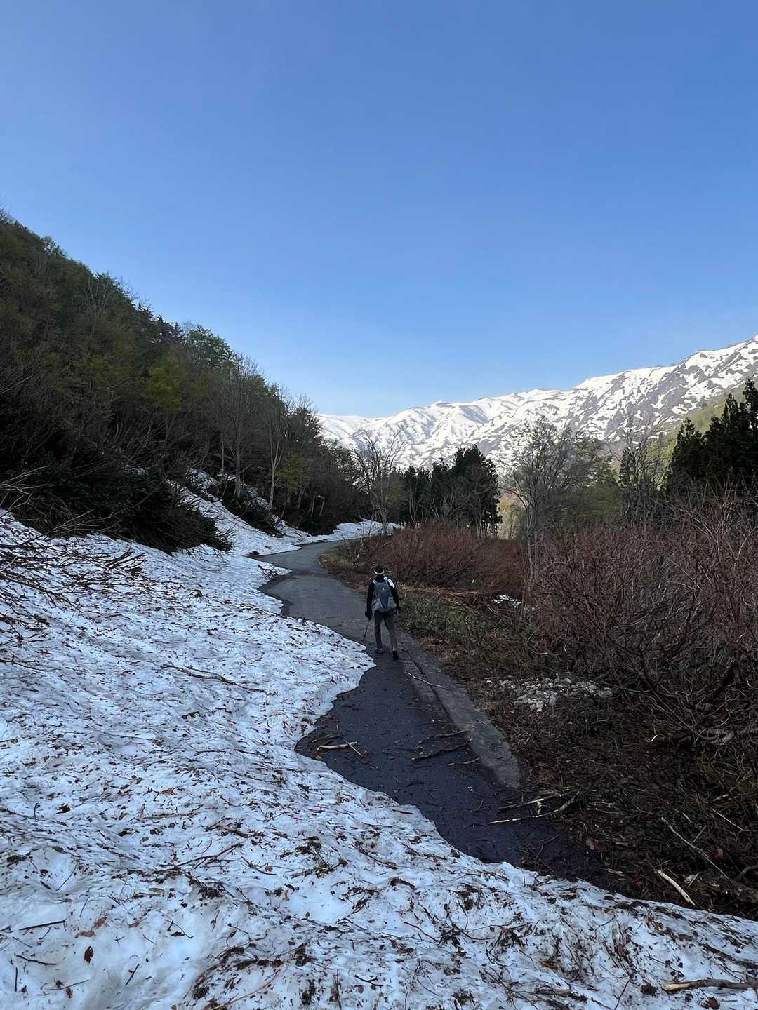 倉手山登山口まではまだ開通していないので…

梅花皮荘前のPに駐車し、そこから登山口まで歩く事となる🥾

所々に雪崩れた雪があります☃️