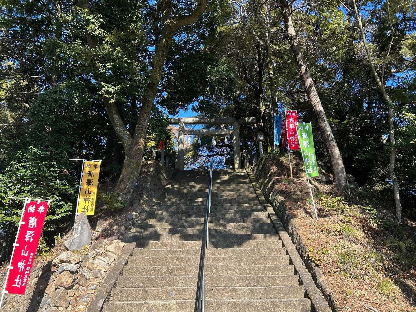 この階段を登ると唐沢神社です