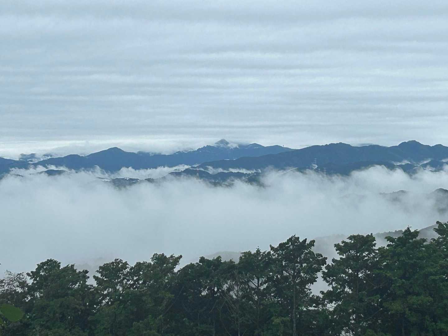微かに雲がかかってますが、武甲山の尖りが見えました⛰️