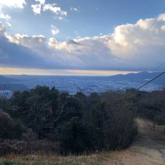 政庁跡からの登山は時間的に無理だと焼米ヶ原からスタートです
見ての通り南側は雲が多い